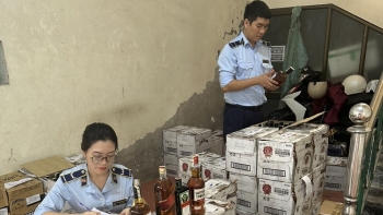 Quảng Bình bắt giữ phương tiện vận chuyển hơn 900 chai rượu ngoại có dấu hiệu nhập lậu