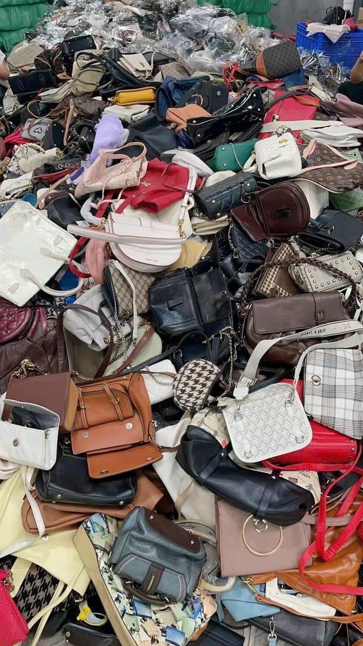 Hiện trường cơ quan chức năng bắt quả tang cơ sở kinh doanh Trương Ngọc Quyên với hàng nghìn sản phẩm giả nhãn hiệu.