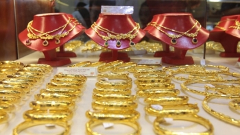 Giá vàng hôm nay 4/11/2023: Vàng trong nước tiếp tục lao dốc