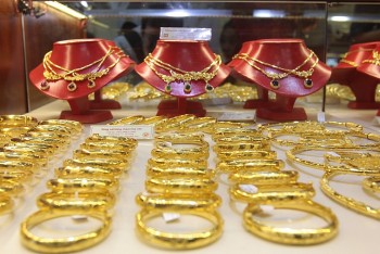 Giá vàng hôm nay 4/11/2023: Vàng trong nước tiếp tục lao dốc