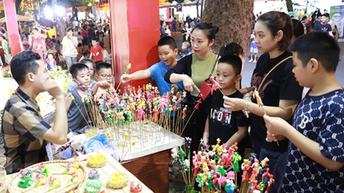 Nhộn nhịp mua sắm tại Lễ hội Quà tặng du lịch Hà Nội 2023