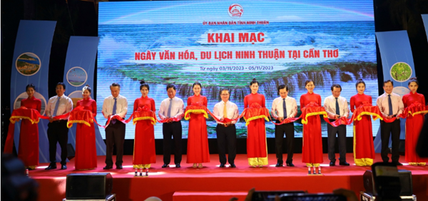 Các đại biểu thực hiện nghi thức cắt băng khai mạc sự kiện.