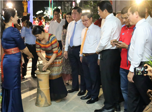 Lãnh đạo hai địa phương TP. Cần Thơ và Ninh Thuận xem nghệ nhân biểu diễn làm gốm tại không gian sự kiện