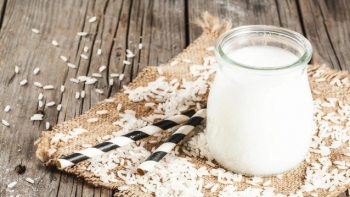 Có nên uống nước gạo rang thay nước lọc không?