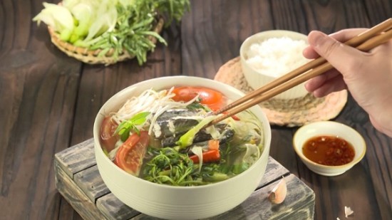 Nấu canh chua cá nên cho nước lạnh hay nước nóng?