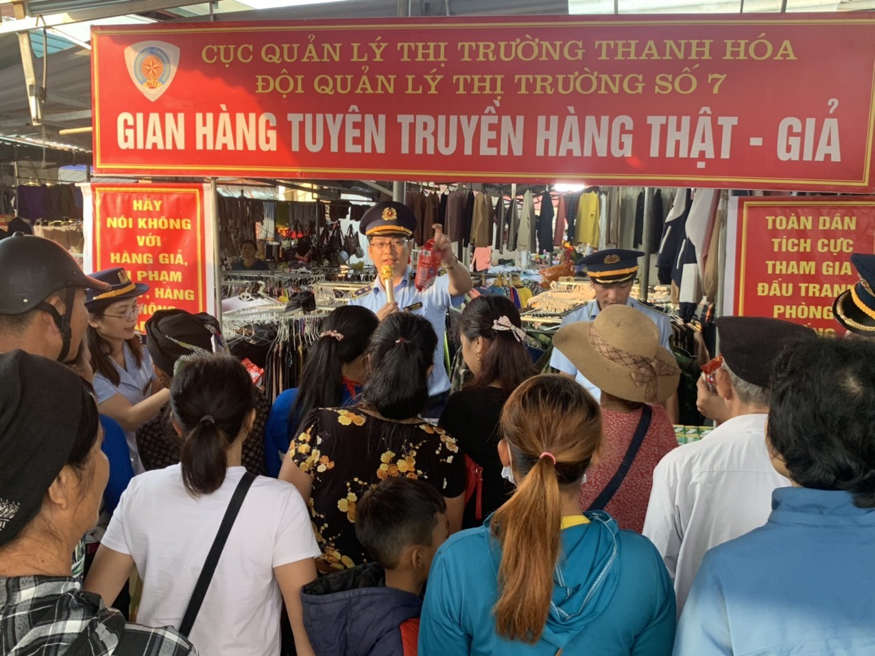 Thanh Hoá hướng dẫn người dân miền núi phân biệt hàng thật, hàng giả