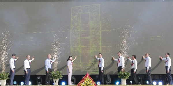 Các đại biểu thực hiện nghi thức khai trương.