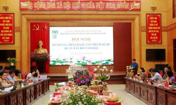 Các đại biểu tham dự hội nghị đánh giá, phân hạng sản phẩm OCOP quận Tây Hồ.