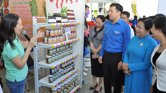 Hơn 40 gian hàng tham gia Hội chợ nông sản thanh niên toàn quốc