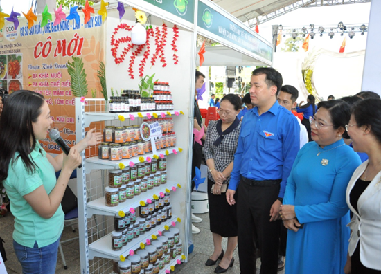 Các đại biểu đã đến tham quan gian hàng trưng bày các sản phẩm của thanh niên.