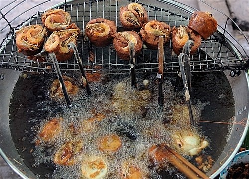 bánh Cống được chiên trong chảo ngập mỡ bánh Cống được chiên trong chảo ngập mỡ