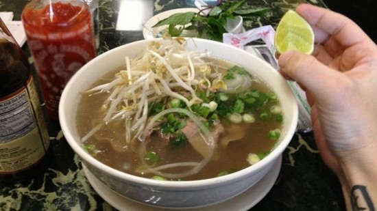 Ăn phở bò vắt thêm chanh giúp cơ thể hấp thu thứ quý giá nhất trong thịt bò
