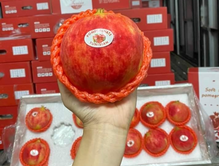 Lựu đỏ được bán giá rẻ trên chợ mạng