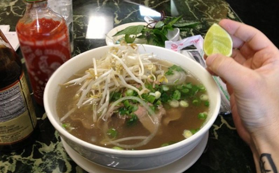 Ăn phở bò vắt thêm chanh giúp cơ thể hấp thu thứ quý giá nhất trong thịt bò