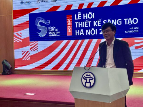 Ông Hoàng Năng Khang, Phó Tổng Công ty đường sắt Việt Nam trao đổi tại buổi họp báo Ông Hoàng Năng Khang, Phó Tổng Công ty đường sắt Việt Nam trao đổi tại buổi họp báo