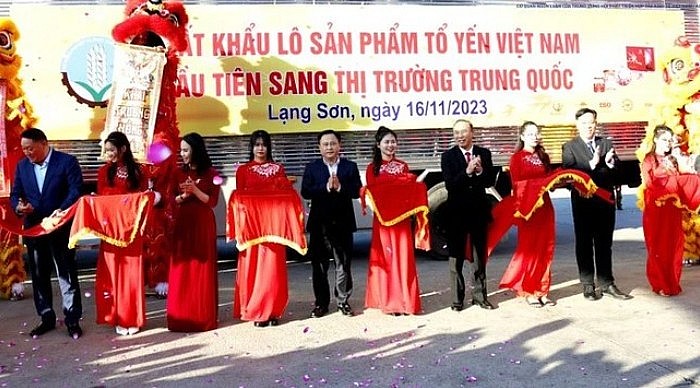 Nghi lễ cắt băng xuất khẩu sản phẩm tổ yến đầu tiên sang Trung Quốc.