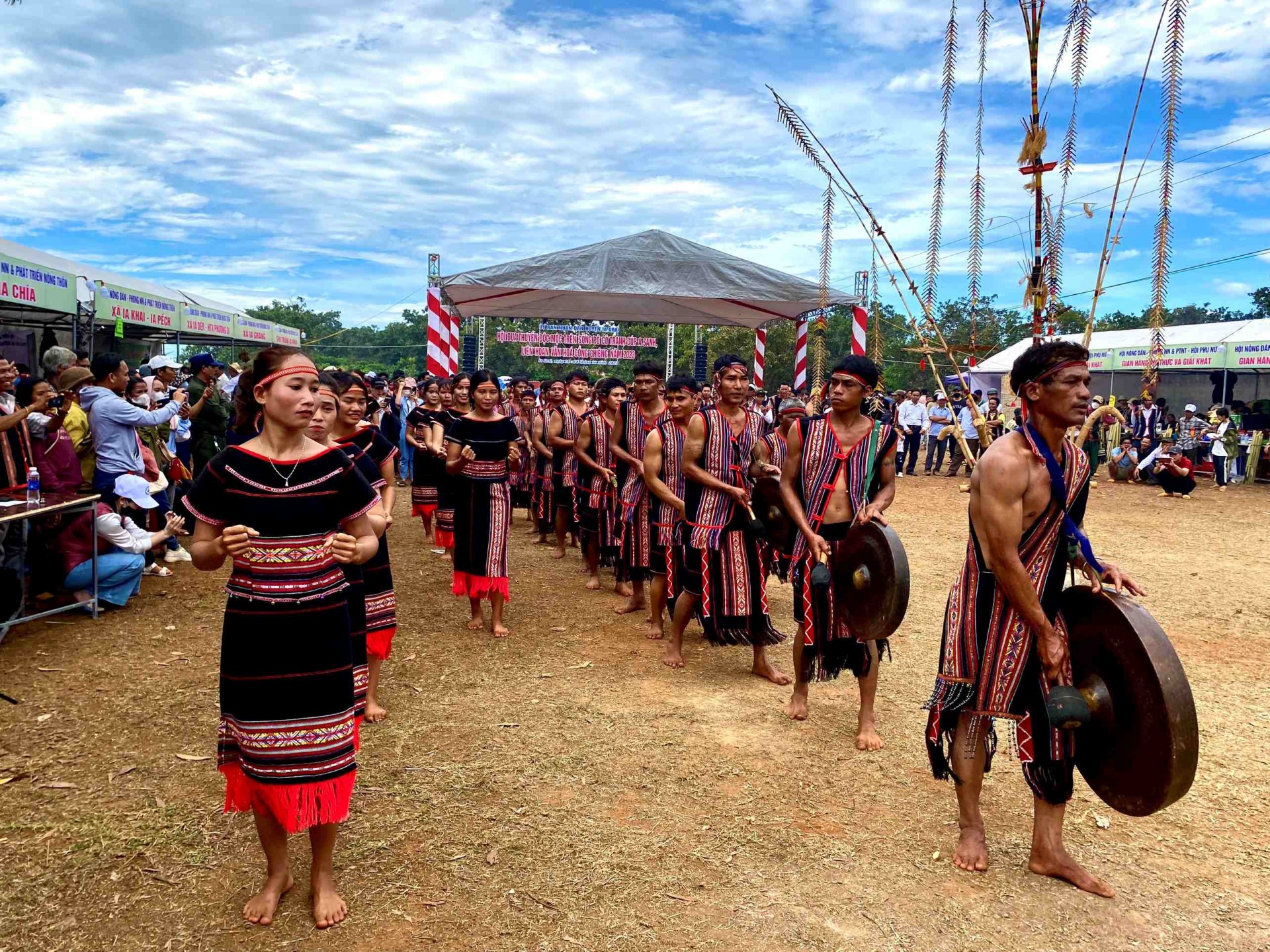 Gia Lai : Nhộn nhịp lễ hội đua thuyền độc mộc trên sông Pô Cô Gia Lai : Nhộn nhịp lễ hội đua thuyền độc mộc trên sông Pô Cô