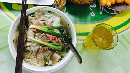 Thực hư tin đồn vừa ăn phở vừa uống trà đá gây ung thư?
