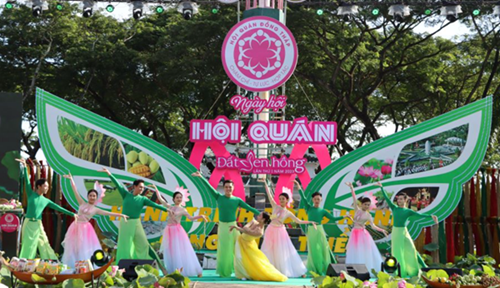 Nhộn nhịp ngày hội Hội quán đất sen hồng Nhộn nhịp ngày hội Hội quán đất sen hồng