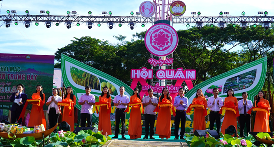 Nhộn nhịp ngày hội Hội quán đất sen hồng Nhộn nhịp ngày hội Hội quán đất sen hồng