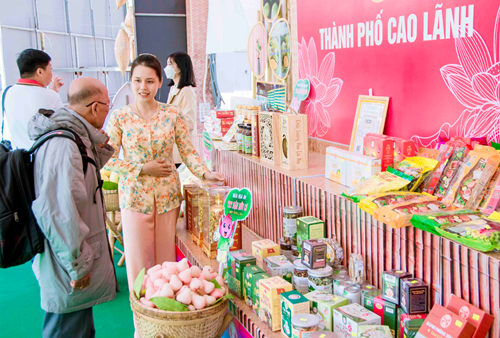 Khai mạc không gian trưng bày ngày hội “Hội quán Đất Sen hồng”