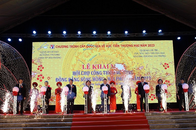 Các đại biểu thực hiện nghi thức khai mạc Hội chợ.