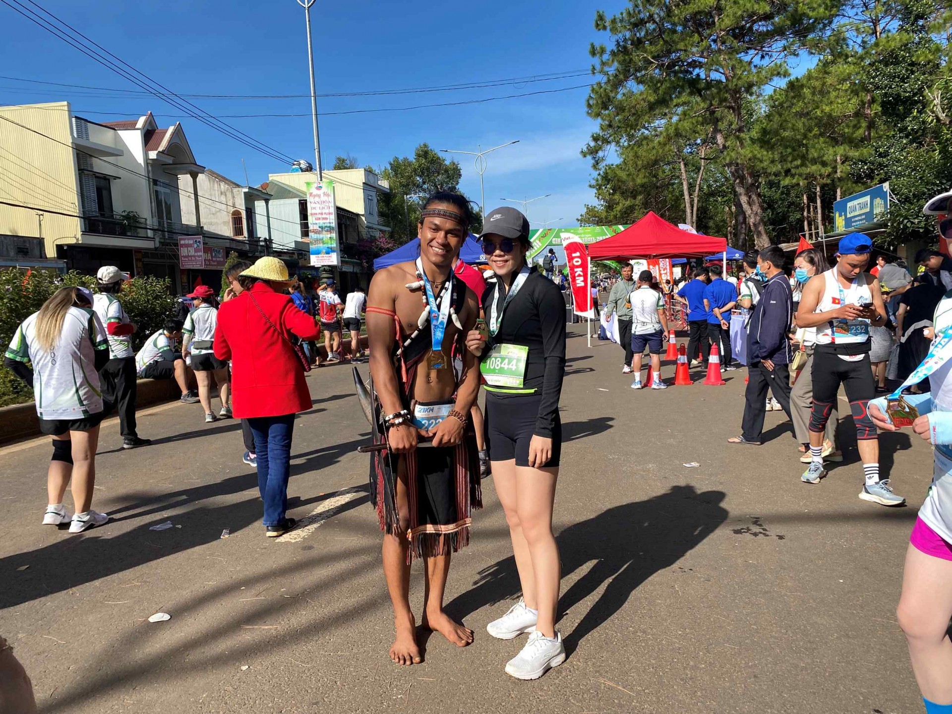 Những VĐV đi thi ranh tài với trang phục truyền thống của dân tộc mình (bên trái). Những VĐV đi thi ranh tài với trang phục truyền thống của dân tộc mình (bên trái).