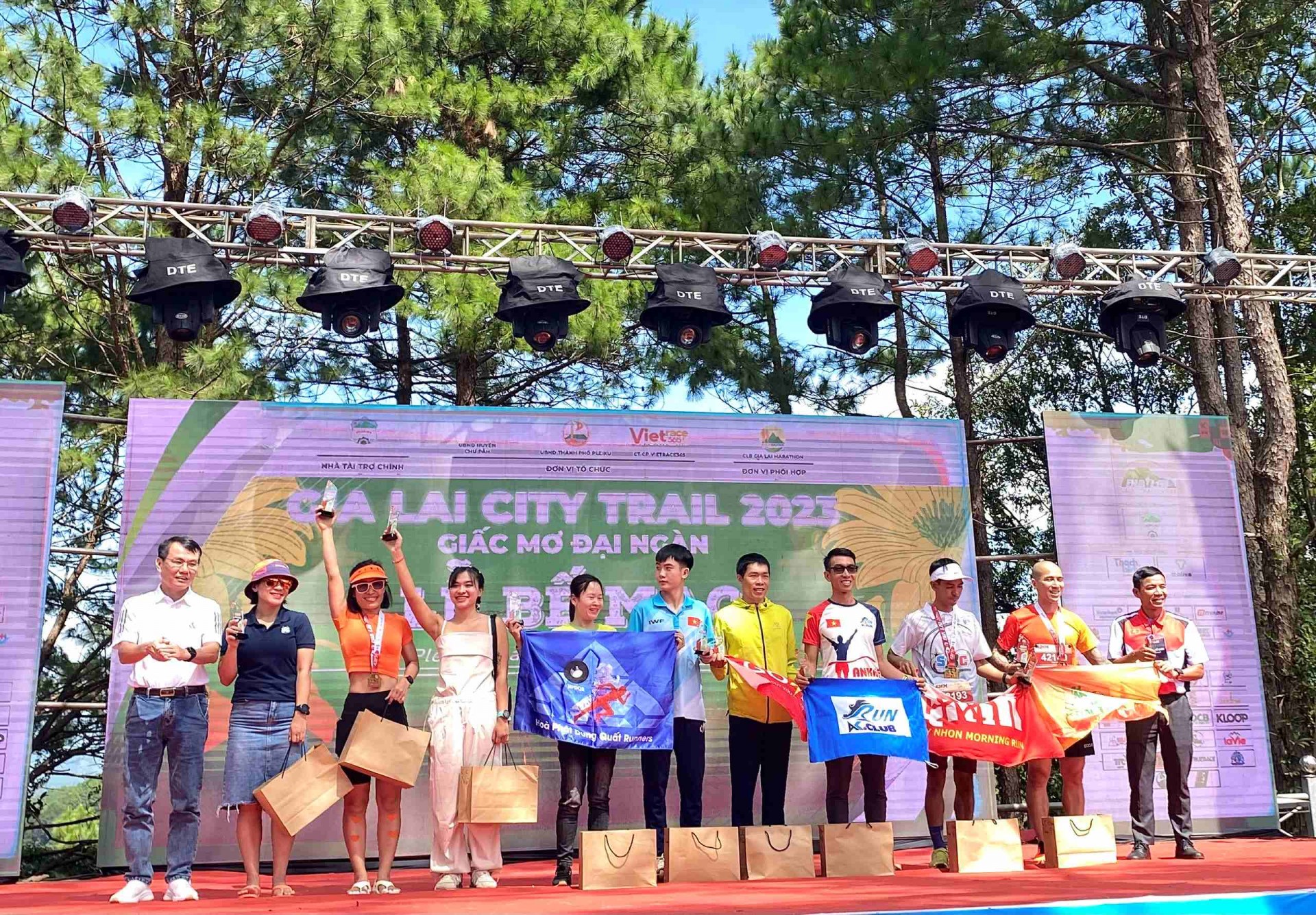 Ban tổ chức trao giải chung cuộc cho các VĐV ở cự ly 42 km. Ban tổ chức trao giải chung cuộc cho các VĐV ở cự ly 42 km.