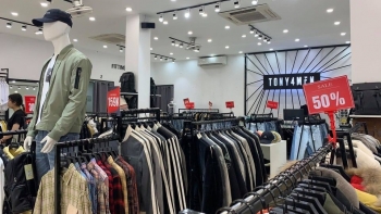 Tin kinh tế - thị trường ngày 20/11/2023: Nhiều doanh nghiệp khuyến mãi sâu dịp Black Friday