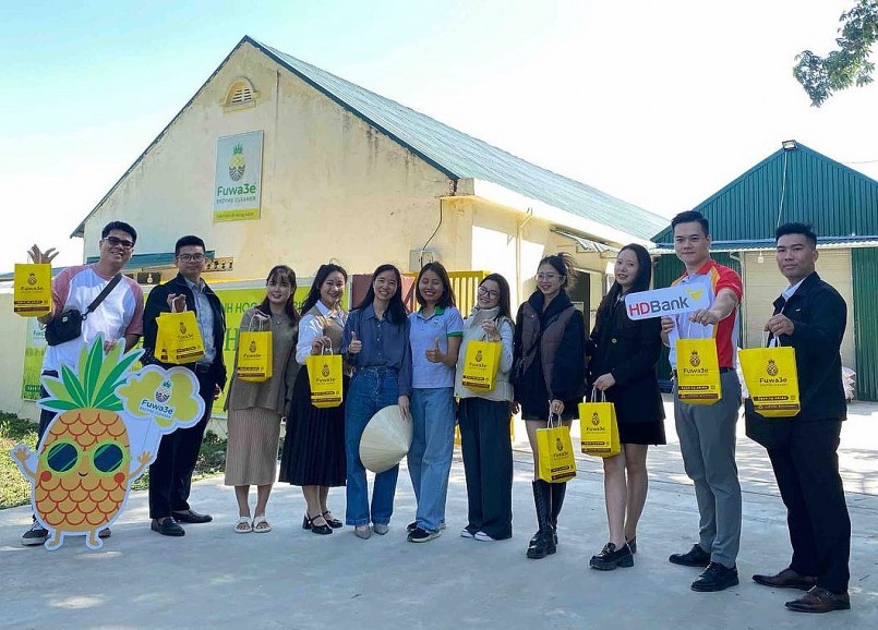 Các nhà sáng tạo nội dung tham quan cơ sở sản xuất Công ty TNHH công nghệ sinh học Fuwa Biotech.