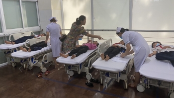 Đăk Lăk: 17 học sinh nhập viện cấp cứu nghi do ngộ độc trà sữa