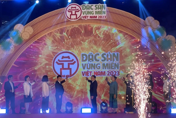 Các đại biểu thực hiện nghi lễ khai mạc Hội chợ Các đại biểu thực hiện nghi lễ khai mạc Hội chợ