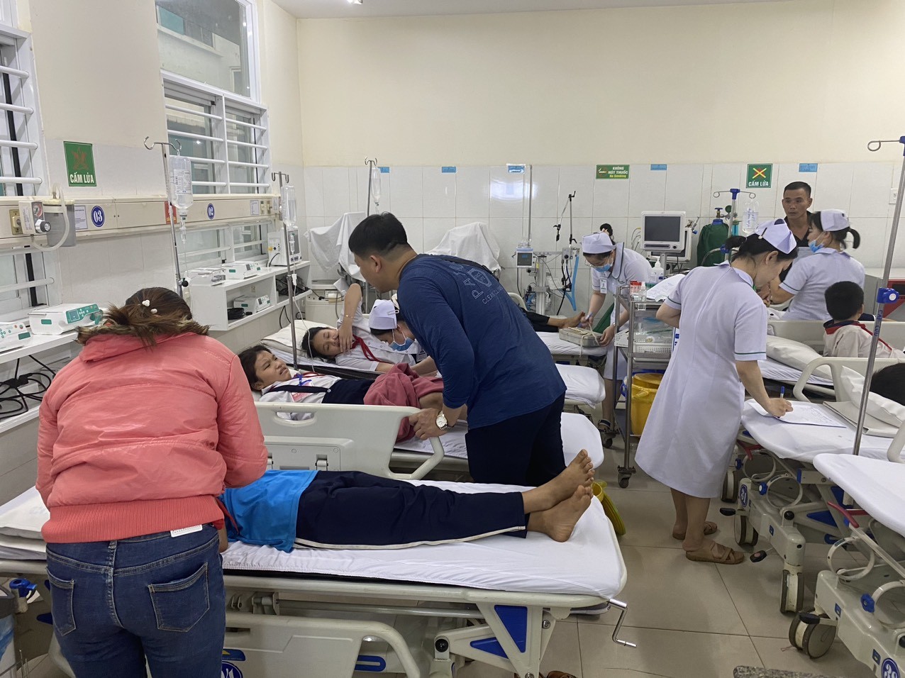 Đa số các em học sinh đều có có biểu hiện đau bụng, buồn nôn. Đa số các em học sinh đều có có biểu hiện đau bụng, buồn nôn.