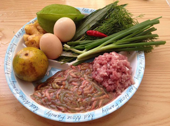 Chế biến rươi thường kèm theo vỏ quýt