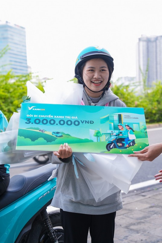 Chị Cáp Thị Thanh Ngân là khách hàng thứ 1.000.000 của Xanh SM Bike Chị Cáp Thị Thanh Ngân là khách hàng thứ 1.000.000 của Xanh SM Bike
