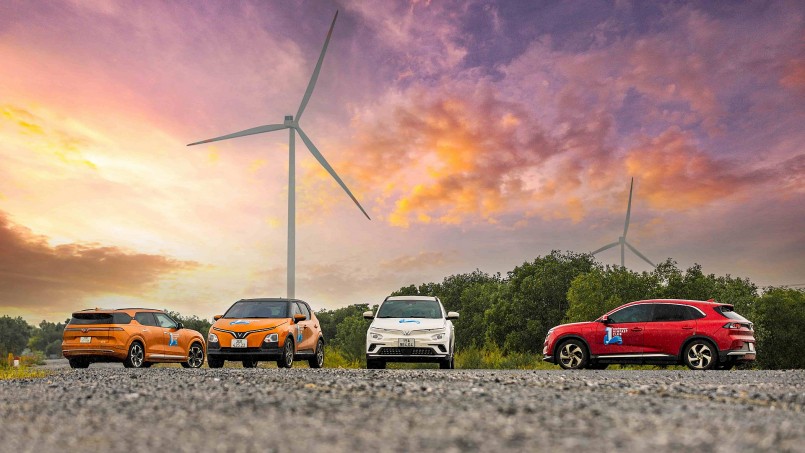 Những chiếc xe xanh VinFast trở nên vô cùng hòa hợp với khung cảnh thơ mộng của cánh đồng điện gió Ninh Thuận khi đây đều là những biểu tượng tiêu biểu cho xu hướng sống xanh, hướng tới môi trường bền vững.