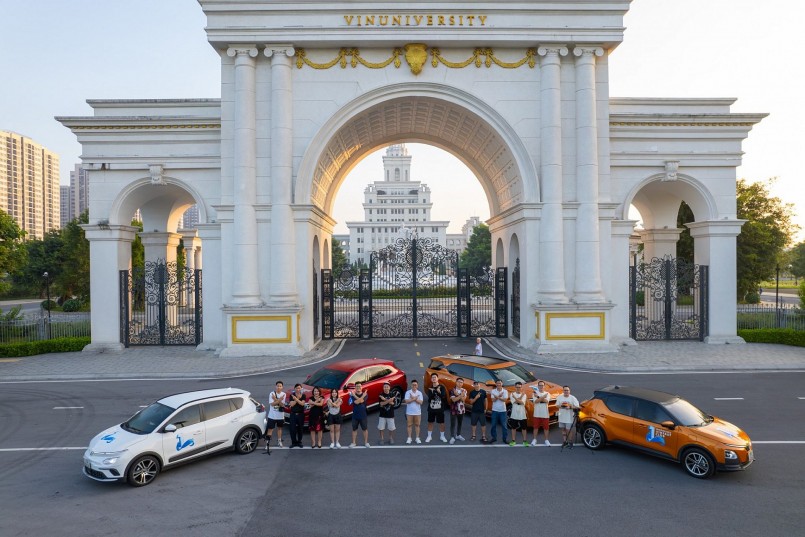 Ảnh 1:Nhóm VinFast All Stars chụp ảnh trước Đại học VinUni vào ngày khởi đầu hành trình