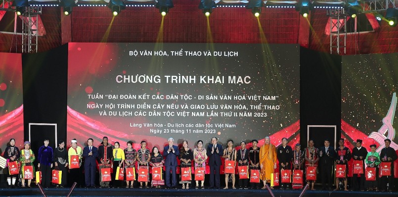 Các lãnh đạo tặng quà cho đại diện các dân tộc thiểu số có mặt dự Tuần văn hóa Đại đoàn kết các dân tộc - Ảnh: QUANG VINH Các lãnh đạo tặng quà cho đại diện các dân tộc thiểu số có mặt dự Tuần văn hóa Đại đoàn kết các dân tộc 