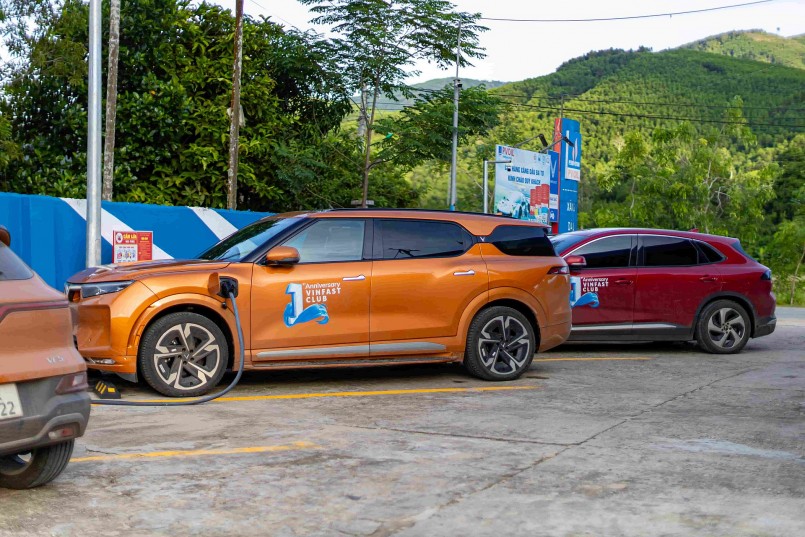 “Trạm sạc điện được bố trí ở khắp các tỉnh thành giúp chúng tôi thêm thuận tiện khi sử dụng xe điện. Đồng thời, thời gian chờ sạc xe cũng là lúc chúng tôi nghỉ ngơi để duy trì sự bền bỉ cho cả hành trình dài”, anh Vi Văn Thủy nói. 