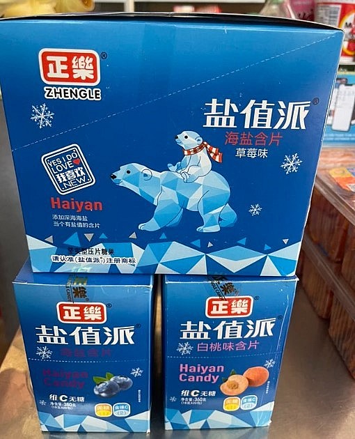 Bao bì hộp kẹo lạ toàn chữ Trung Quốc. Ảnh LÃ NGHĨA HIẾU Bao bì hộp kẹo lạ toàn chữ Trung Quốc. Ảnh LÃ NGHĨA HIẾU