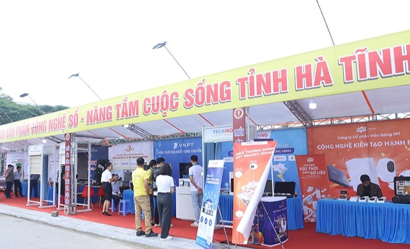 Điểm mới của lễ hội cam năm nay là có các gian hàng giới thiệu những sản phẩm ứng dụng công nghệ số, chuyển đổi số; gian hàng trưng bày, giới thiệu hàng Việt.