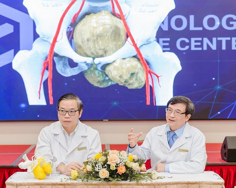 Các GS và chuyên gia, bác sĩ đang trao đổi về việc phối hợp phẫu thuật cho ca bệnh Các GS và chuyên gia, bác sĩ đang trao đổi về việc phối hợp phẫu thuật cho ca bệnh