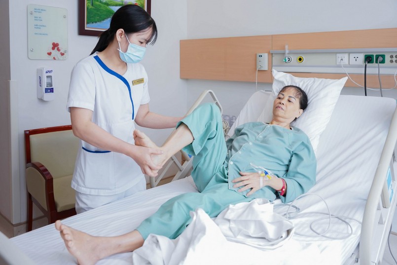 Bệnh nhân được tập phục hồi chức năng hàng ngày