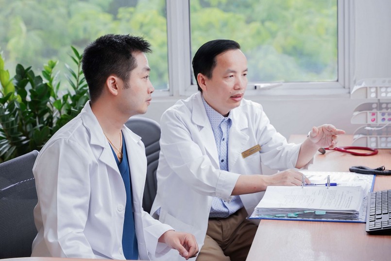 TS.BS Đặng Quang Huy và ThS.BS Lê Văn Bình trao đổi về tình hình bệnh nhân sau cuộc đại phẫu