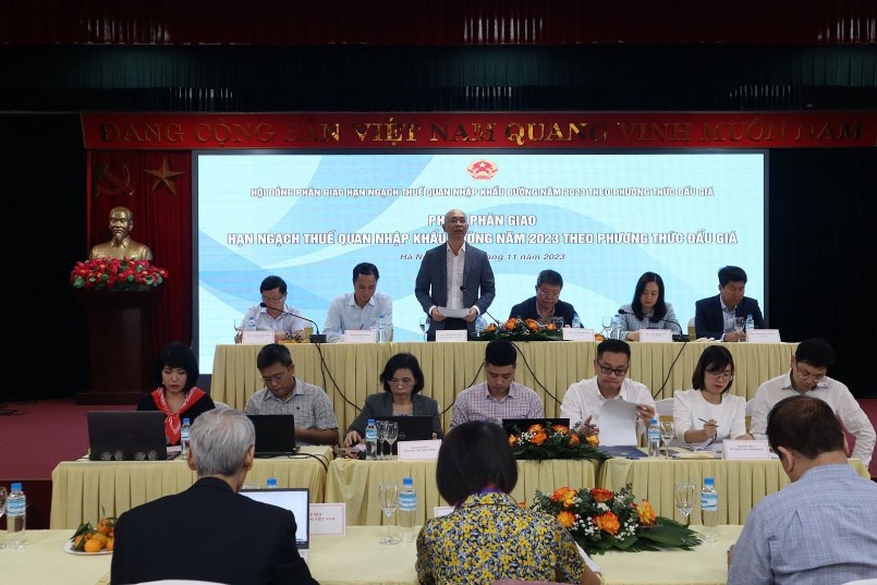 Quang cảnh phiên đấu giá.