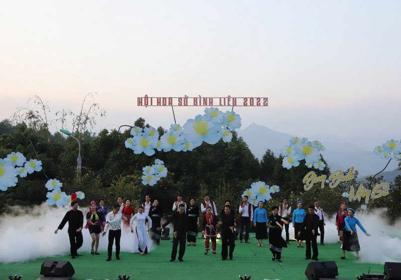 Tiết mục văn nghệ trong chương trình khai mạc Hội hoa sở năm 2022