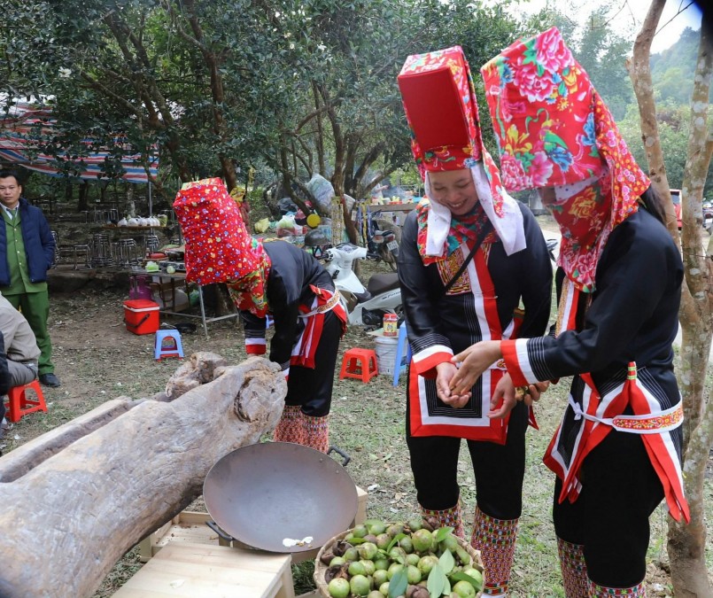 Trưng bày nông cụ và hàng hóa từ núi rừng Bình Liêu.