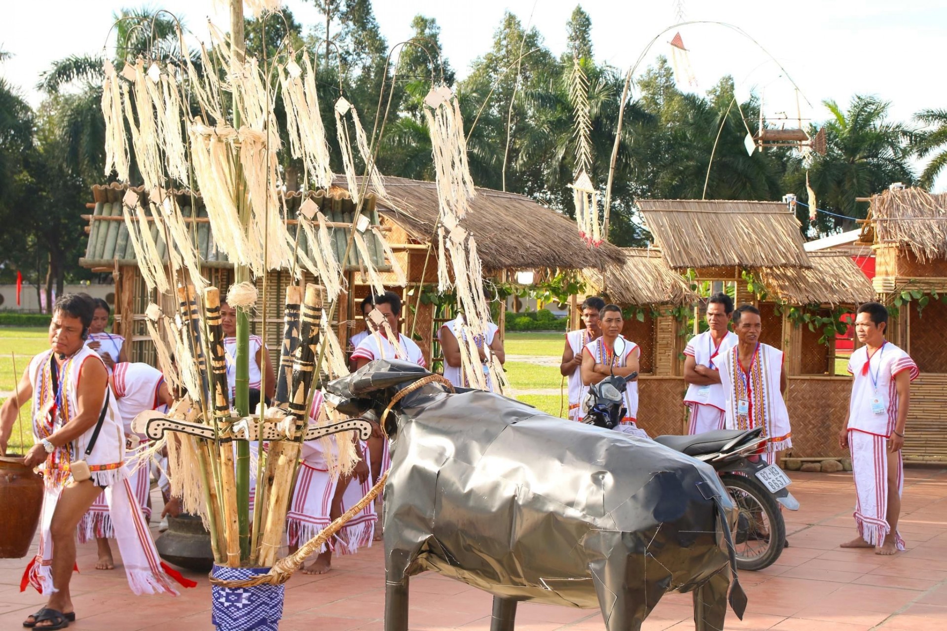 Các hoạt động văn hóa mang đậm bản sắc dân tộc tại ngày hội.