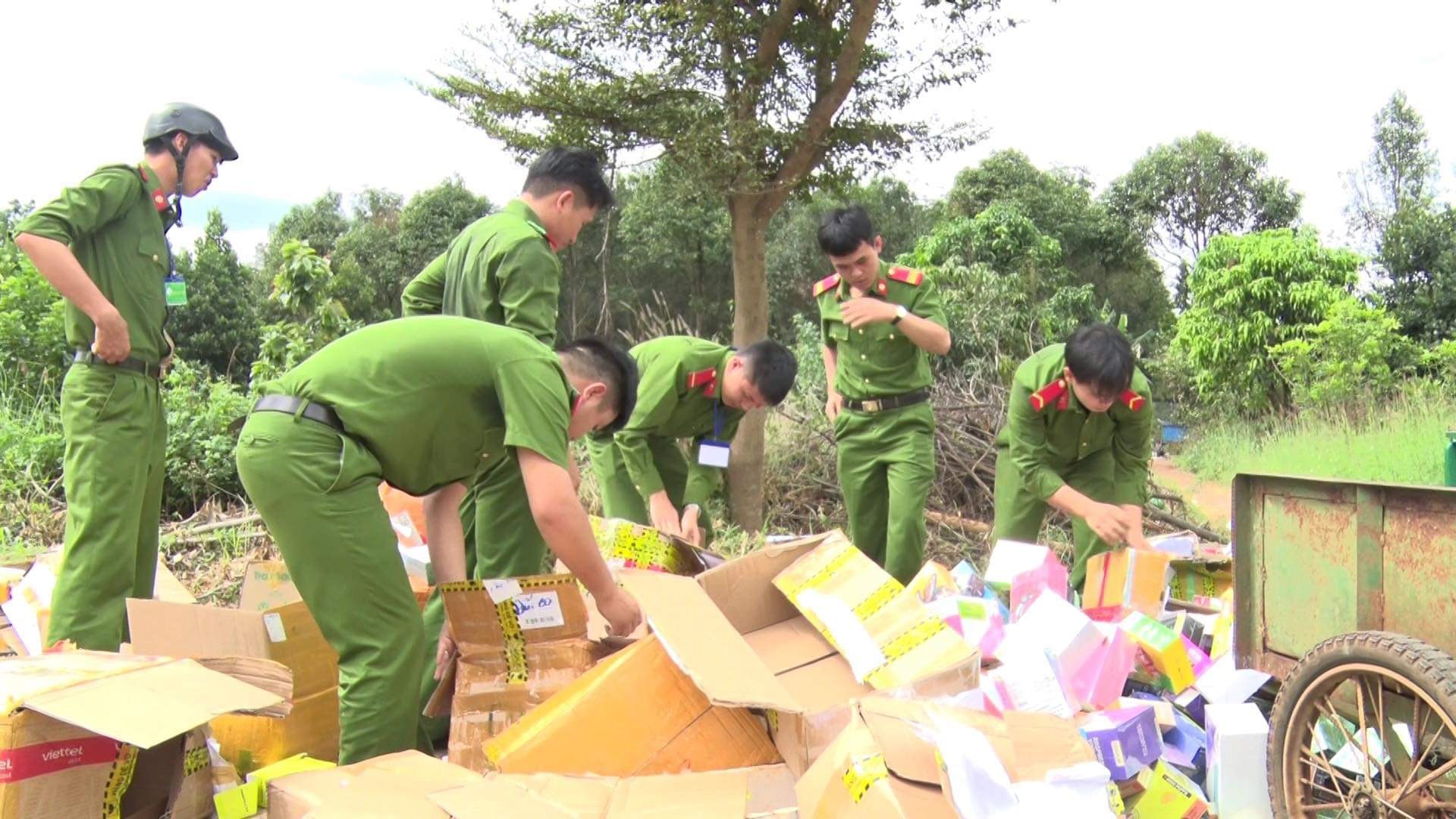 Lực lượng công an huyện Đức Cơ tiến hành tiêu hủy các tang vât.