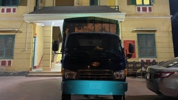 Cục Quản lý thị trường Tuyên Quang bắt giữ phương tiện vận chuyển 3 tấn đường cát nhập lậu